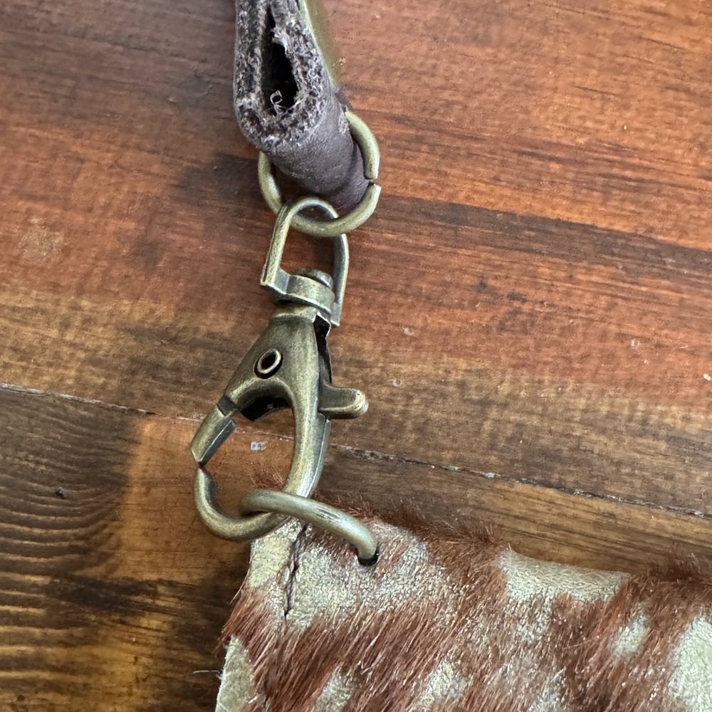 CUTE Cow hide crossbody with LV emblem - Picture 6 of 6